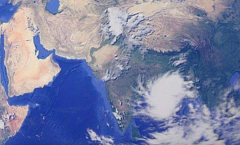 'ബുള്‍ബുള്‍ ചുഴലിക്കാറ്റ്' തീരത്തേക്ക്; നാളെയും മറ്റന്നാളും വീശിയടിക്കുന്നത് 90 കിലോമീറ്റര്‍ വേഗതയില്‍; സുരക്ഷാ ക്രമീകരണങ്ങള്‍ വിലയിരുത്തി കേന്ദ്രം