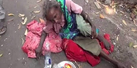 ക്ഷേത്രത്തില്‍ ഭിക്ഷ യാചിച്ചിരുന്ന വൃദ്ധയുടെ ബാങ്ക് അക്കൗണ്ടില്‍ രണ്ടുലക്ഷം രൂപ: കയ്യിലുണ്ടായിരുന്നത് 12,000