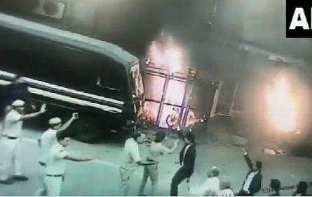 ദയവുചെയ്ത് ഇതൊന്നു നിര്‍ത്തൂ; കൈകൂപ്പി പൊലീസ് ഉദ്യോഗസ്ഥ; വകവയ്ക്കാതെ അഭിഭാഷകര്‍ (വിഡിയോ)