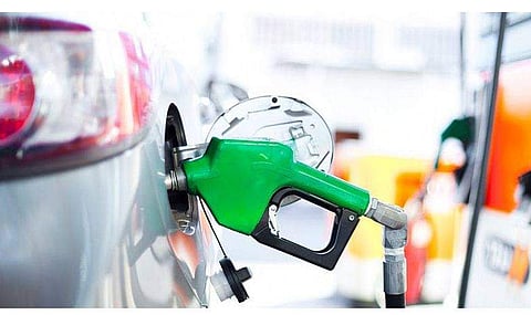 ഇന്ധനം നിറയ്ക്കാന്‍ ഇനി പണം കയ്യില്‍ കരുതേണ്ട ; ഗ്ലാസിലെ സ്റ്റിക്കര്‍ റീചാര്‍ജ് ചെയ്താല്‍ മതി ; ഫാസ്റ്റാഗ് സംവിധാനം വരുന്നു