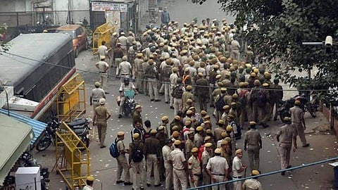 ഡൽഹി കോടതി വളപ്പിലെ സംഘർഷം : രണ്ട് ഐപിഎസുകാർക്കെതിരെ നടപടി ; സ്ഥലംമാറ്റി