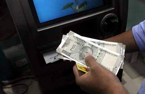 200 രൂപ ചോദിച്ചപ്പോള്‍ 500ന്റെ നോട്ടുകള്‍, തടിച്ചുകൂടി ജനങ്ങള്‍; അബദ്ധം 