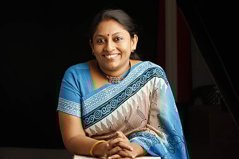 ഒരു താറാക്കുഞ്ഞ് മുട്ടവിരിഞ്ഞു പുറത്തുവന്നു: കെആര്‍ മീരയുടെ എഴുത്തോര്‍മ്മകള്‍