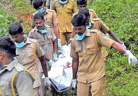 മാവോയിസ്റ്റുകളുടെ മൃതദേഹം അഴുകിത്തുടങ്ങി; ഫ്രീസറില്‍ സൂക്ഷിച്ചിരിക്കുന്ന മൃതദേഹങ്ങളില്‍ നിന്ന് ദുര്‍ഗന്ധം വമിക്കുന്നു