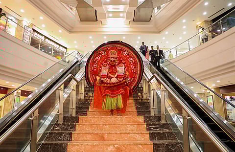 ഇക്കഴിഞ്ഞ ഓണക്കാലത്ത് എറണാകുളത്തെ മാളില്‍ അരങ്ങേറിയ തെയ്യം