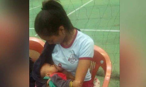 കളിയുടെ ഇടവേളയില്‍ കുഞ്ഞിനെ മുലയൂട്ടി വോളിബോള്‍ താരം; ചിത്രം വൈറല്‍