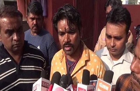 പെണ്‍കുട്ടിയുടെ പിതാവ് മാധ്യമങ്ങളോടു സംസാരിക്കുന്നു