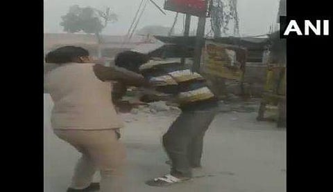 'നിനക്ക് അമ്മയും സഹോദരിമാരുമൊന്നുമില്ലേ'; യുവാവിനെ ഷൂ ഊരി പൊതിരെ തല്ലി പൊലീസുകാരി, അഭിനന്ദന പ്രവാഹം ( വീഡിയോ)