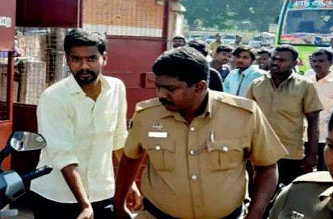 ഓടുന്ന ബസില്‍ വച്ച് യുവതിയുടെ കഴുത്തില്‍ താലി കെട്ടാന്‍ ശ്രമം; യുവാവ് പിടിയില്‍