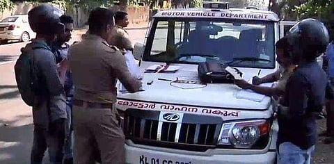 നാളെ മോട്ടോര്‍ വാഹന വകുപ്പ് ഉദ്യോ​ഗസ്ഥരുടെ സൂചന പണിമുടക്ക്; കോവിഡ് ഡ്യൂട്ടിയിലുള്ളവരെ ഒഴിവാക്കി