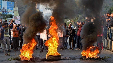 കലാപഭൂമിയായി വടക്കുകിഴക്കൻ മേഖല, കൂടുതൽ സൈന്യം രം​ഗത്ത്, അസമിൽ ബന്ദ്, മുഖ്യമന്ത്രിയുടെയും കേന്ദ്രമന്ത്രിയുടെയും വീടിന് നേർക്ക് ആക്രമണം