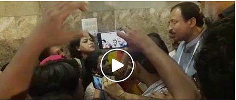 സദാചാര ഗുണ്ടായിസ ആരോപണം നേരിടുന്ന പ്രസ്‌ക്ലബ് മുന്‍ സെക്രട്ടറിയെ ന്യായീകരിച്ച് വി മുരളീധരന്‍; പ്രതിഷേധവുമായി വനിതാമാധ്യമപ്രവര്‍ത്തകര്‍ (വീഡിയോ)