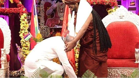 നിത്യാനന്ദയുടെ കാല്‍ക്കല്‍ വീണ് അനുഗ്രഹം വാങ്ങി അമിത് ഷാ?; പ്രചാരണത്തിന് പിന്നിലെ സത്യമിതാണ്