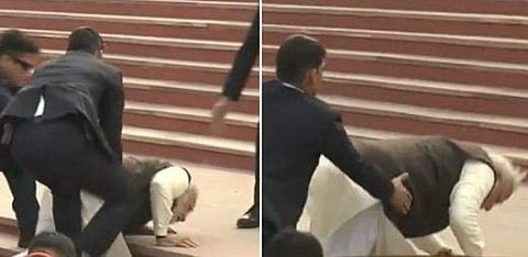 ​ഗം​ഗാഘട്ടിൽ പ്രധാനമന്ത്രി കാലിടറി വീണു  (വീഡിയോ) 