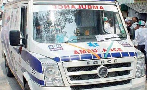 കൊല്ലത്ത് പ്രകടനത്തിനിടെ 108 ആംബുലൻസിന് നേർക്ക് ആക്രമണം; വാഹനം അടിച്ചു തകർത്തു