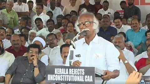 പാട്ടുപാടി പ്രതിഷേധിച്ച് കടന്നപ്പള്ളി; കൈ കൊടുത്ത് പിണറായി 