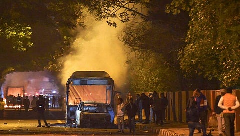 പൗരത്വ നിയമം : പ്രതിഷേധക്കടലായി രാജ്യം ; ഡൽഹിയിലും അലി​ഗഡിലും സംഘർഷം ; ഇന്റർനെറ്റ് വിലക്ക് ; ഹൈദരാബാദിലും പ്രക്ഷോഭം