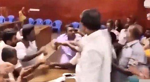 പൗരത്വനിയമഭേദഗതിക്കെതിരെ സിപിഎം പ്രമേയം, കീറിയെറിഞ്ഞ് ബിജെപി കൗണ്‍സിലര്‍; കയ്യാങ്കളി