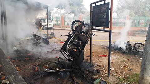 പ്രക്ഷോഭകാരികള്‍ കത്തിച്ച പൊലീസ് ഔട്ട്‌പോസ്റ്റ്/ ചിത്രം: ട്വിറ്റര്‍