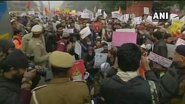 പ്രതിഷേധസാഗരമായി തലസ്ഥാനം ; നിരോധനാജ്ഞ ലംഘിച്ച് ആയിരങ്ങൾ ; ചെങ്കോട്ടയില്‍ കൂട്ട അറസ്റ്റ് ; 14 മെട്രോ സ്‌റ്റേഷനുകള്‍ അടച്ചു (വീഡിയോ)