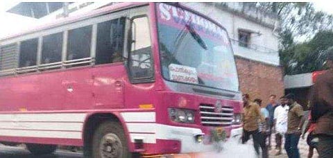 പെട്രോള്‍ പമ്പിന് തൊട്ടടുത്തുവച്ച് ഓടുന്ന ബസ്സിന് തീപിടിച്ചു; വന്‍ ദുരന്തം ഒഴിവായത് തലനാരിഴയ്ക്ക്