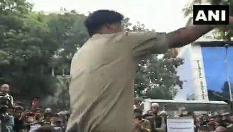 പ്രക്ഷോഭകര്‍ക്കു മുന്നില്‍ ദേശീയ ഗാനം പാടി പൊലീസ് കമ്മിഷണര്‍, ഏറ്റുപാടി സമരക്കാര്‍ (വിഡിയോ)