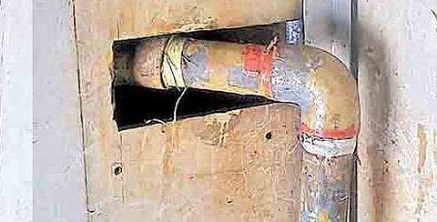 'കിളിവാതിൽ തുറന്നിട്ട്' ശുചിമുറി; പരശുറാം എക്സ്പ്രസിലെ ടോയ്‌ലെറ്റില്‍ വൻ ദ്വാരം, കണ്ടില്ലെന്ന് നടിച്ച് റെയിൽവേ