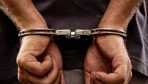 ട്രെയിനില്‍ കയറുന്നതിനിടെ പിന്നില്‍ നിന്ന് കയറിപ്പിടിച്ചു, 'കൈകാര്യം' ചെയ്ത് യുവതി, അടി കൊണ്ടിട്ടും നിര്‍ത്താതെ ചിരിച്ച് യുവാവ്