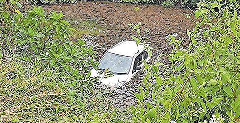 നിയന്ത്രണം വിട്ട കാർ ക്ഷേത്രക്കുളത്തിലേക്ക് കൂപ്പുകുത്തി ; അച്ഛനും മകളും അത്ഭുതകരമായി രക്ഷപ്പെട്ടു