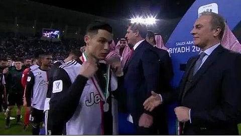 കഴുത്തിലിട്ടതിലും വേഗത്തിലൂരി ക്രിസ്റ്റ്യാനോ; ചേരി തിരിഞ്ഞ് ആരാധകര്‍ 