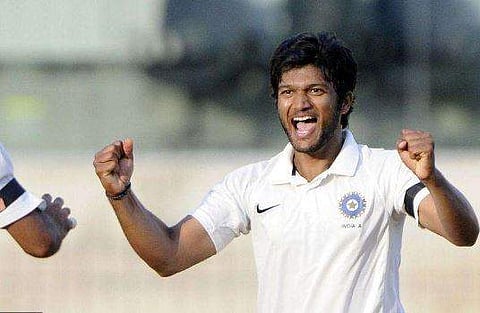 ഗുജറാത്തിനെ കേരളം എറിഞ്ഞിടുന്നു, ഇന്ത്യന്‍ ടീമില്‍ നിന്ന് തഴഞ്ഞതിന്റെ കലിപ്പ് തീര്‍ത്ത് സക്‌സേന