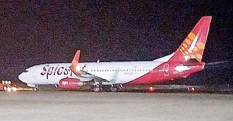 ലാൻഡിങിനിടെ വിമാനത്തിന്റെ ചക്രം പൊട്ടി; ഒഴിവായത് വൻ അ‌പകടം; മൂന്ന് വിമാനങ്ങൾ തിരിച്ചുവിട്ടു