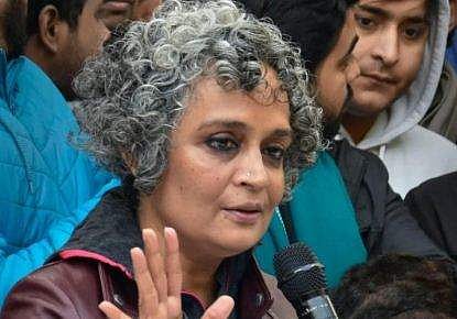 ഈ ജയിലുകള്‍ മതിയാകില്ല, നമ്മള്‍ ഒരുമിച്ച് നിന്നാല്‍; 'അന്ന് നമ്മളെല്ലാവരും സ്വാതന്ത്ര്യം അനുഭവിക്കു'മെന്ന് അരുന്ധതി റോയ്