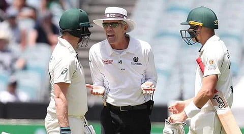 നിയമം അറിയാത്ത അമ്പയര്‍? തര്‍ക്കിച്ച് സ്റ്റീവ് സ്മിത്ത്;  വാക്‌പോര്‌ ഡെഡ് ബോളിനെ ചൊല്ലി 