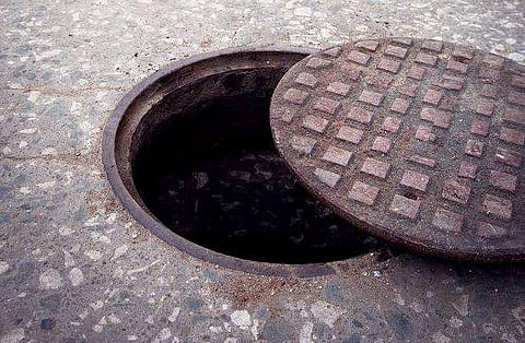 യുവതി മാൻഹോളിൽ വീണു; ​ഗ്രില്ലിൽ തൂങ്ങിക്കിടന്ന് അത്ഭുതകരമായ രക്ഷപ്പെടൽ; പരാതി