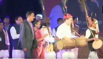 ആദിവാസികള്‍ക്കൊപ്പം ആടിപ്പാടി നൃത്തം ചെയ്ത് രാഹുല്‍ ഗാന്ധി; വീഡിയോ വൈറല്‍ 