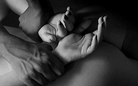 മൃതദേഹവുമായി ലൈംഗികവേഴ്ചയ്ക്ക് ദമ്പതികളെയും നവജാത ശിശുവിനേയും കൊന്നു; കുട്ടികള്‍ ഗുരുതരാവസ്ഥയില്‍, ദൃശ്യം പകര്‍ത്തി സഹോദര ഭാര്യയെ കാണിച്ചു, യുവാവ് അറസ്റ്റില്‍