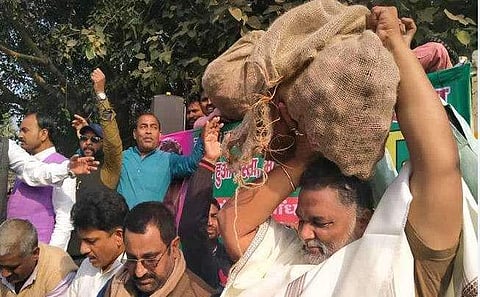 ബിജെപി ഓഫീസിന് മുന്നില്‍ വെറും 35 രൂപയ്ക്ക് ഉള്ളി; വാങ്ങാന്‍ ജനം പാഞ്ഞെത്തി; മോദി സര്‍ക്കാരിനെതിരായ പ്രതിഷേധം ഹിറ്റ് (വീഡിയോ)