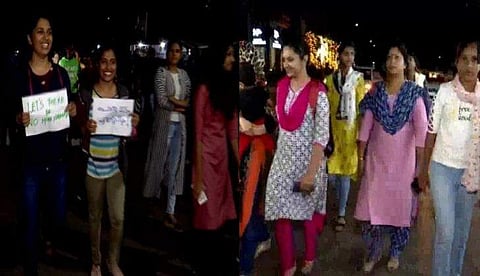 രാത്രി നടത്തം ആഘോഷമാക്കി സ്ത്രീകള്‍; നിരത്തിലിറങ്ങിയത് ആയിരങ്ങള്‍; പരിപാടിയ്ക്കിടയിലും സ്ത്രികളെ അപമാനിക്കാന്‍ ശ്രമം; ഒരാള്‍ അറസ്റ്റില്‍