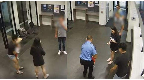 ഭക്ഷണം കുടുങ്ങി ശ്വാസം കിട്ടാതെ പിടഞ്ഞ് പിഞ്ചുകുഞ്ഞ് ; വെപ്രാളത്തില്‍ അച്ഛനും അമ്മയും ഓടിക്കയറിയത് പൊലീസ് സ്റ്റേഷനില്‍ ( വീഡിയോ)