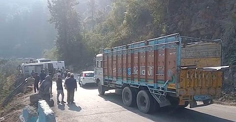 ഹിമാചലില്‍ മലയാളി വിദ്യാര്‍ത്ഥികള്‍ വിനോദയാത്രക്ക് പോയ ബസ് മറിഞ്ഞു; പതിനഞ്ചുപേര്‍ക്ക് പരിക്ക്, മൂന്നുപേര്‍ ഗുരുതരാവസ്ഥയില്‍