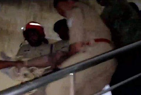 ആശുപത്രിയുടെ മൂന്നാംനിലയില്‍ മദ്യപന്റെ ആത്മഹത്യ ഭീഷണി; ഒരു മണിക്കൂര്‍ മുള്‍മുനയില്‍, തന്ത്രപൂര്‍വ്വം കയറിട്ട് കെട്ടി താഴെയിറക്കി