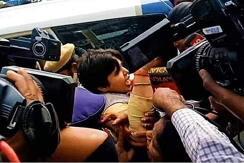 'ആറുമാസത്തിനകം പ്രതികളെ തൂക്കിക്കൊല്ലണം'; മുഖ്യമന്ത്രിയുടെ വസതിയ്ക്ക് മുന്നില്‍ പ്രതിഷേധം; തൃപ്തി ദേശായി പൊലീസ് കസ്റ്റഡിയില്‍