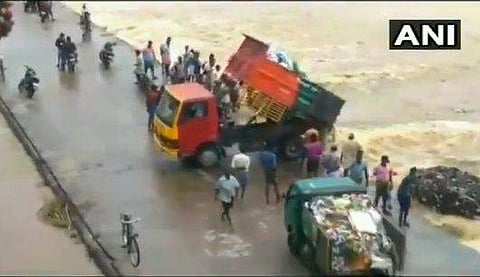 ടണ്‍ കണക്കിന് മാലിന്യം നദിയില്‍ തള്ളി പഞ്ചായത്ത് അധികൃതര്‍; പ്രതിഷേധം; വീഡിയോ