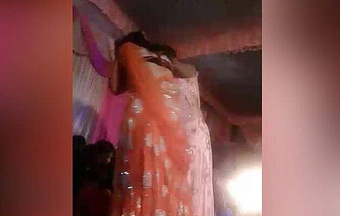 വിവാഹസല്‍ക്കാരത്തിനിടെ ഡാന്‍സ് നിര്‍ത്തി; യുവതിയുടെ മുഖത്ത് വെടിവെച്ച് അജ്ഞാതന്‍, ഗുരുതരാവസ്ഥയില്‍ (വീഡിയോ)