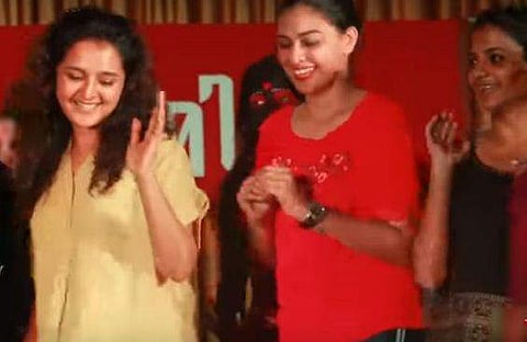 ക്യാമ്പസില്‍ പുത്തന്‍ സ്റ്റെപ്പുകളുമായി മഞ്ജുവാര്യര്‍; ഇത്തവണ അനുശ്രീയും; ആഘോഷത്തിലാറാടി കുട്ടികള്‍; വീഡിയോ