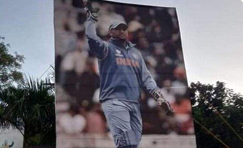 മമ്മൂട്ടിയുടെ പടത്തിന് മോഹന്‍ലാലിന്റെ ഫ്‌ലക്‌സോ? കാര്യവട്ടത്ത് ആഘോഷം കൊഴുപ്പിച്ച്‌ 'തല ഫാന്‍സ്' 