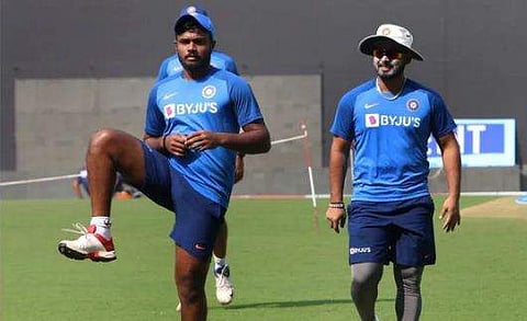 സഞ്ജു വന്നപാടെ ആര്‍ത്തലച്ച് ആരാധകര്‍, ബിസിസിഐ നീതി പാലിക്കണമെന്ന ബാനറുകളും