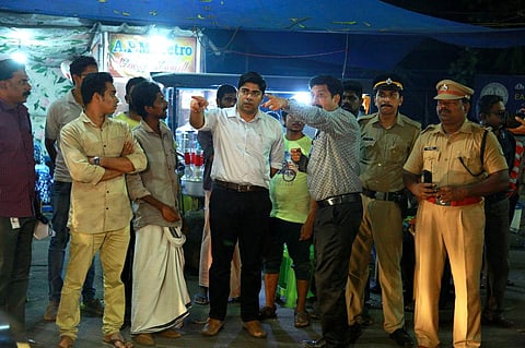 മെട്രോ സ്‌റ്റേഷന് അടിയില്‍ കിടന്നുറങ്ങിയവരെ അഭയ കേന്ദ്രത്തിലേക്ക് മാറ്റി; നേരിട്ടെത്തി ജില്ലാ കളക്ടര്‍