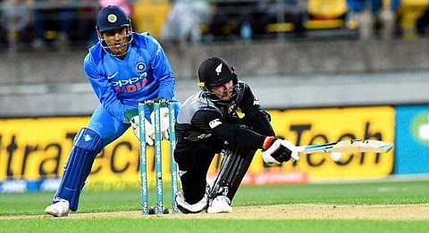 ഒരു വിക്കറ്റ് വീഴ്ത്താന്‍ ധോനി വേണ്ടി വന്നു; കീവീസ് തകര്‍ത്തടിക്കുന്നു, പത്ത് ഓവറില്‍ നൂറ് പിന്നിട്ടു